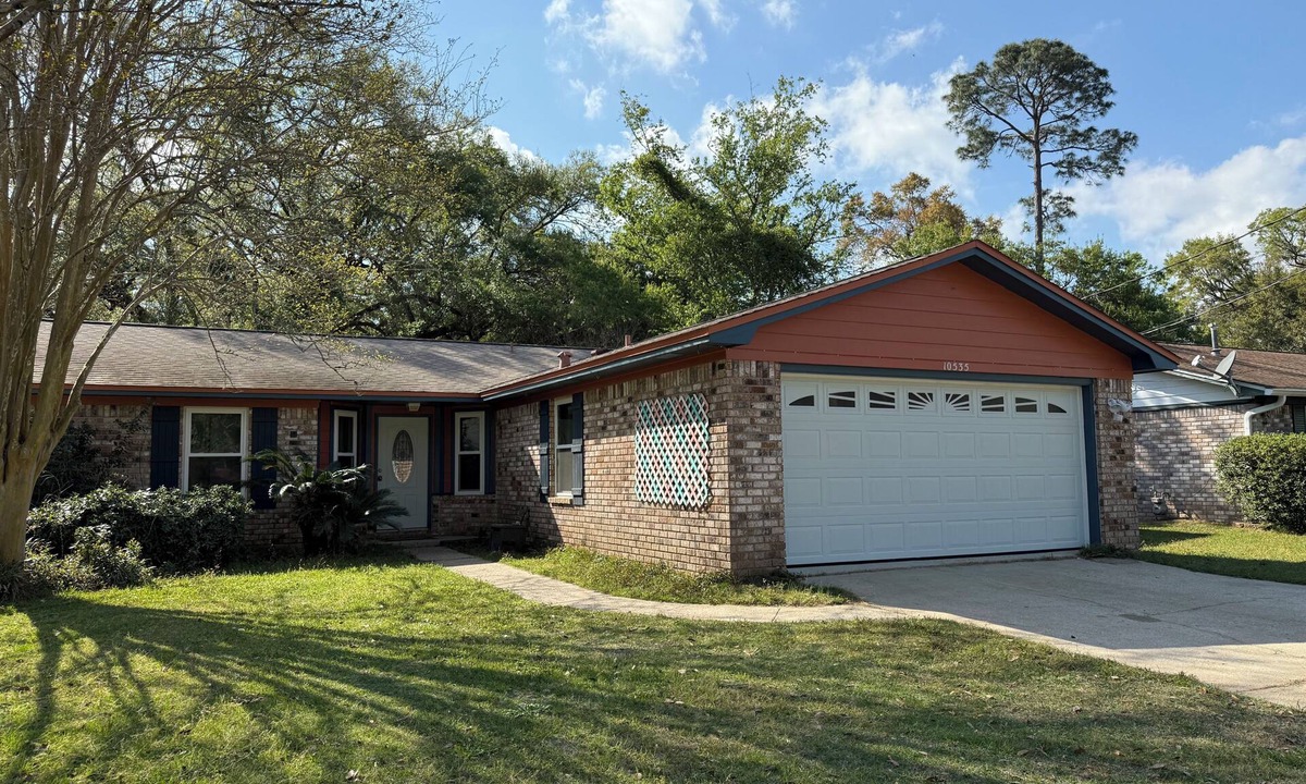 North Northwest Pensacola House | Coastal calm &I-10 convenience: 3BR/2BA beach themed house