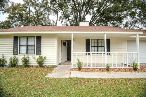 Saint Simons Island House | Coastal home near FLETC, I95, St Simons & Jekyll Island