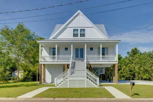 Waveland House | Coastal Waveland House 1/2 Block to Pub Beach