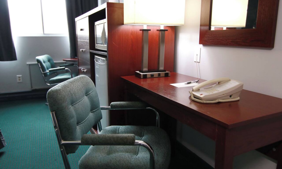 Brandon Hotel | Colonial Inn