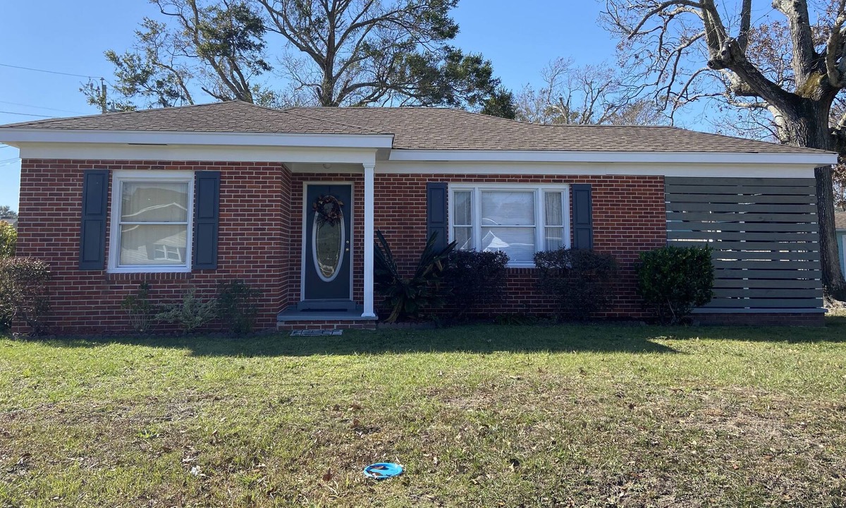 Gulfport House | Come stay at the Sand Dollar Cottage and hop down to the beach!!