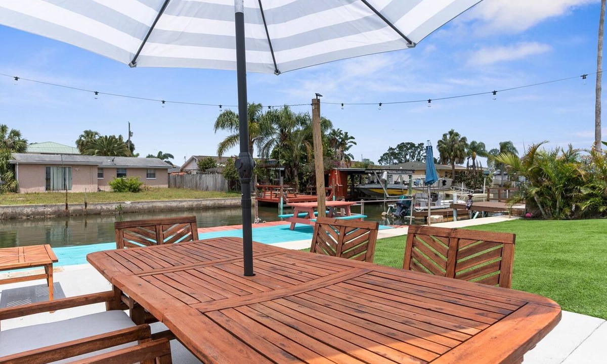 Hudson Beach Estates House | Conch Cottage Large dock gulf access sleeps 8