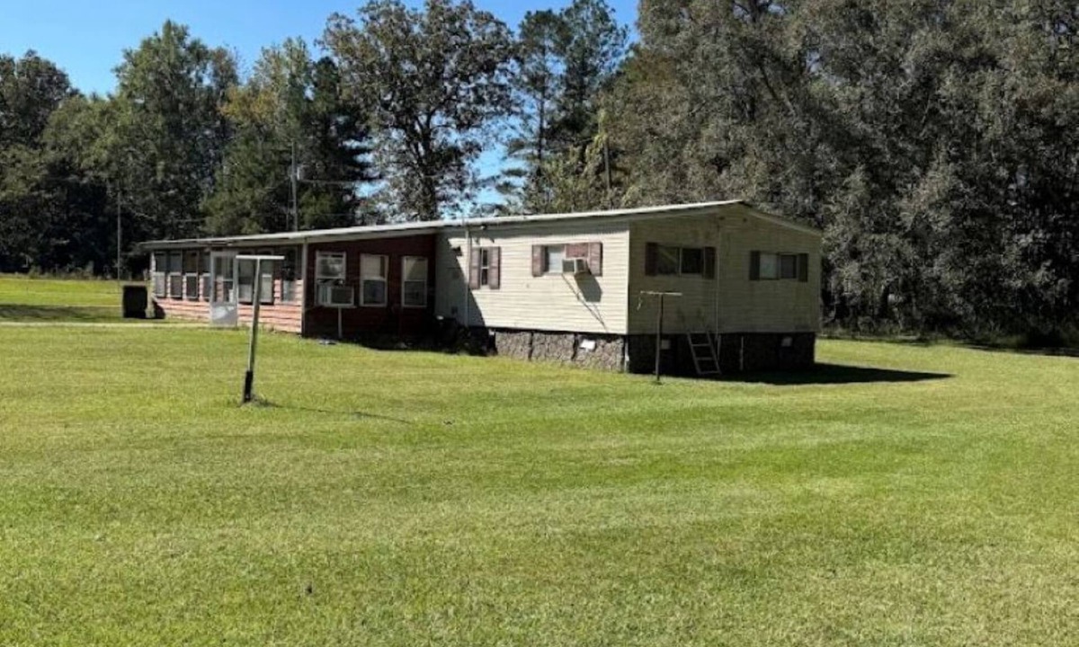 Joppa House | CONTRACTORS DREAM! 8 dorm style rooms in a peaceful location