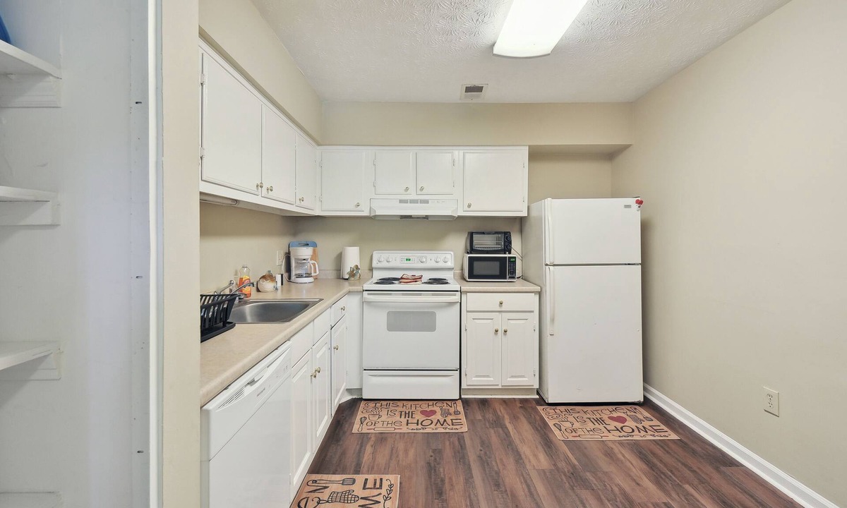 Athens Condo | Convenient Athens Condo w/ Patio ~ 3 Mi to UGA!