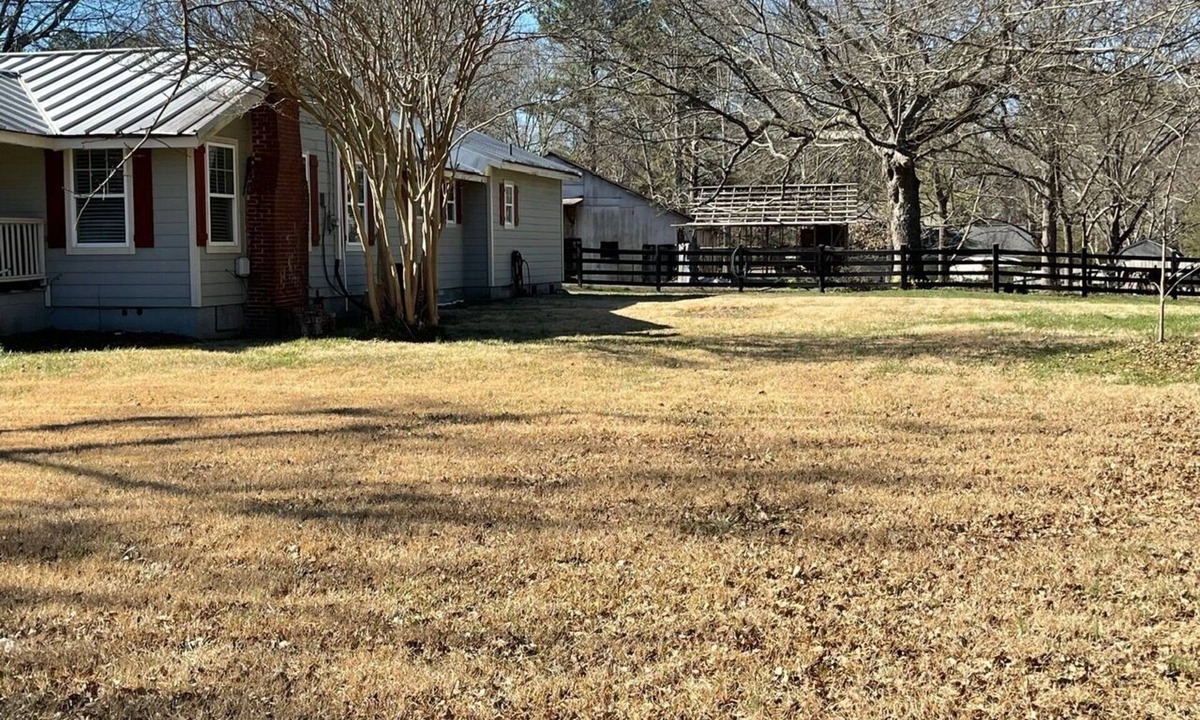 Powder Springs House | County Feel easy access to Truist Park/Lakepoint. Big yard with outdoor fire