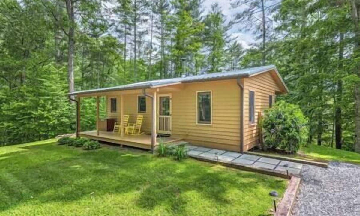 Hot Springs House | Couples Cabin with King bed and outdoor hot tub!
