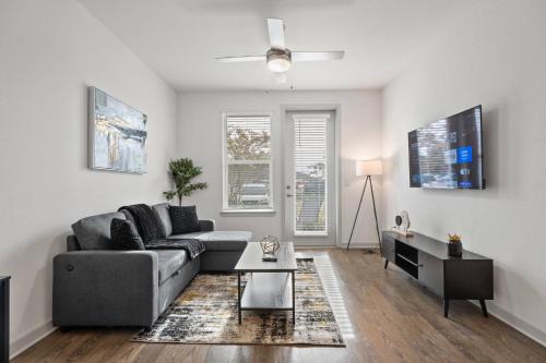 Arlington Apartment | Cozy 1 BR Apt |King Bed| Pool |Gym| Close 2 Beach.