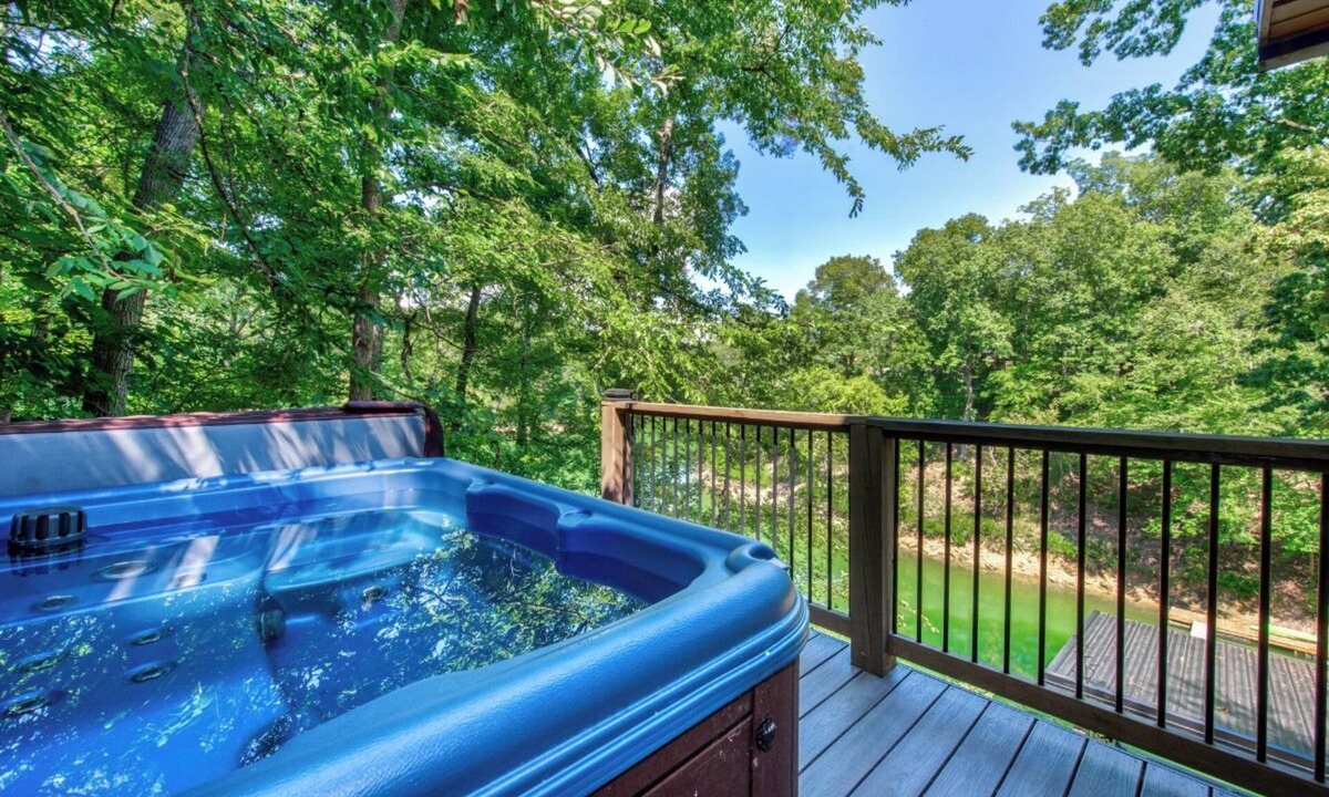 Sevierville Apartment | Cozy 1BD Camper w/LAKE Access! Hot Tub + Pavilion
