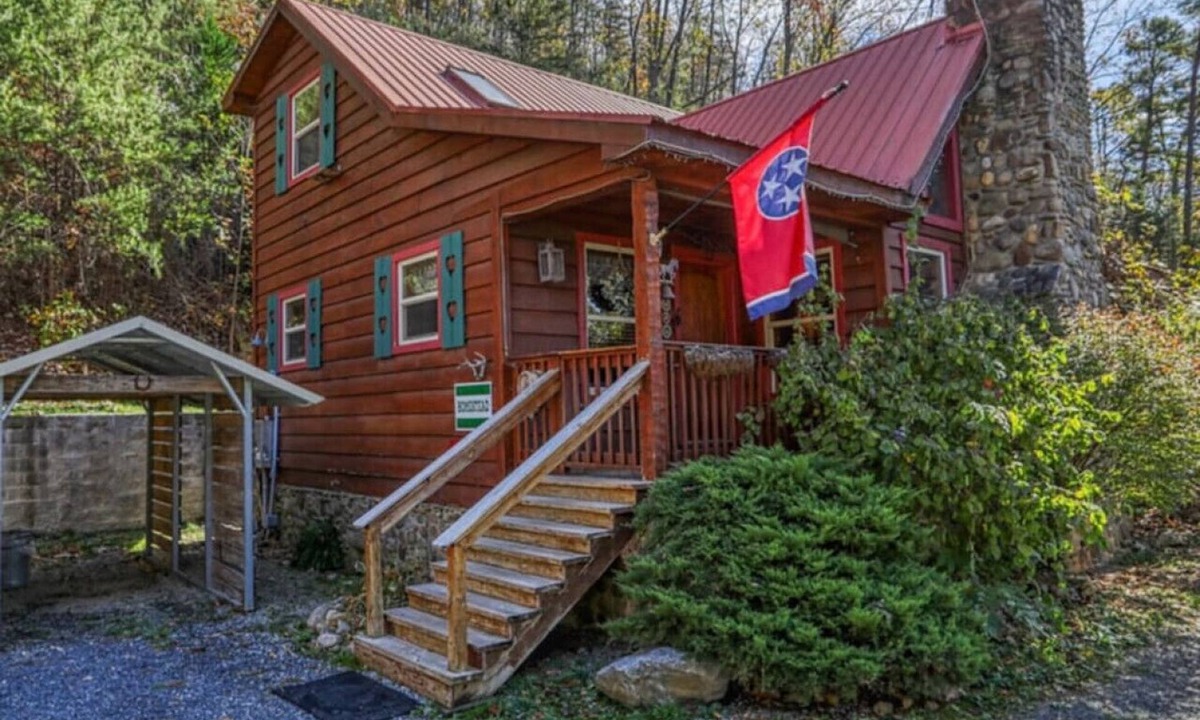 Newport Cabin | Cozy 2-bedroom cabin with hottub in welcoming Newport with AC, WiFi
