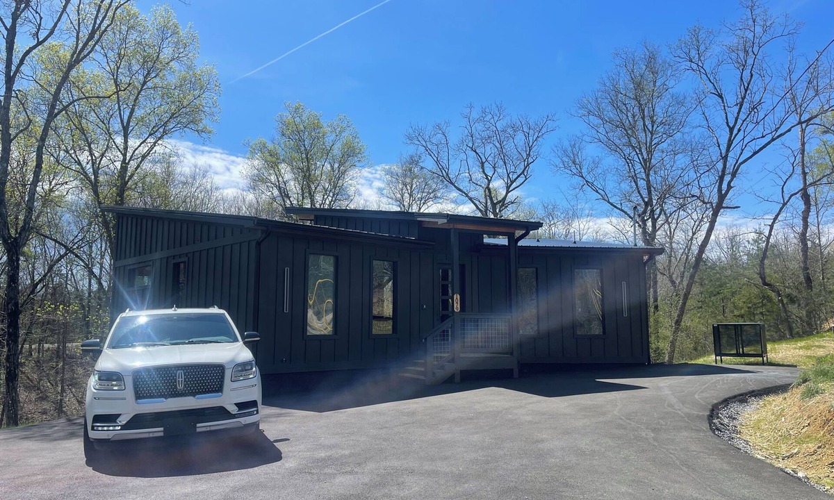 Sevierville Cabin | Cozy 2-bedroom tree-house cabin in terrific Sevierville, Minutes from town