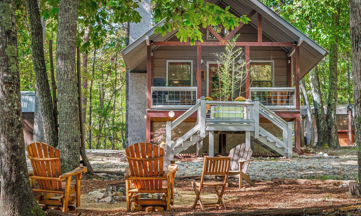 Mentone Cabin | Cozy 2BR 1.5 bath Hot Tub Fast WIFI Fire Pits King BD 2 Twins in Loft