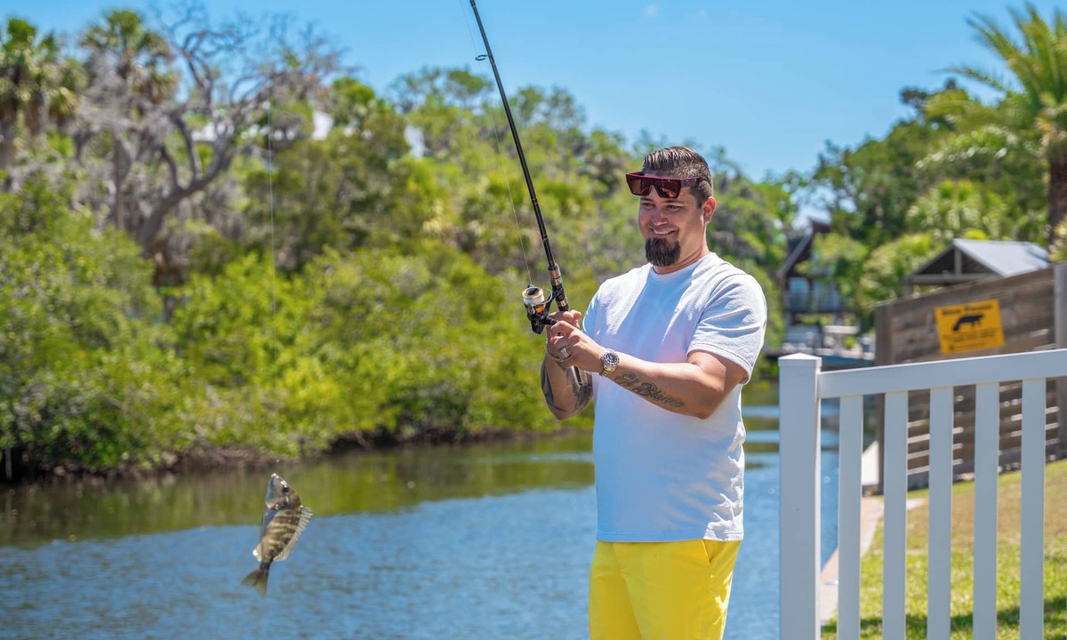 Port Richey Apartment | Cozy 6PPL Waterfront Cabin: BBQ, Firepit & Fishing