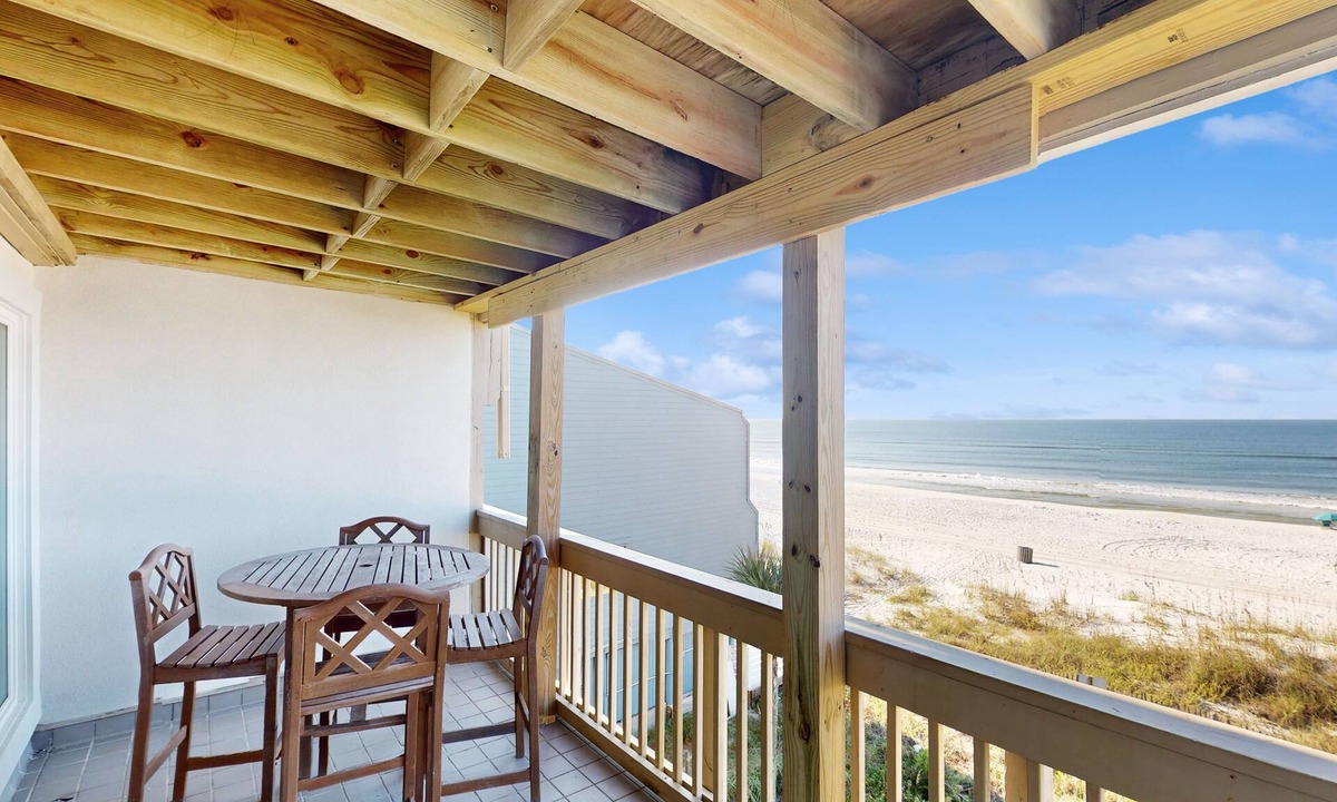 Sunnyside House | Cozy beachfront home with private deck and beach access
