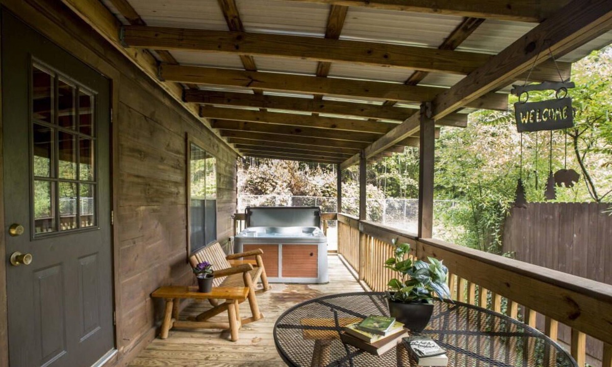 Hot Springs Cabin | Cozy Cabin w/Hot Tub & Fenced in Yard for Pets