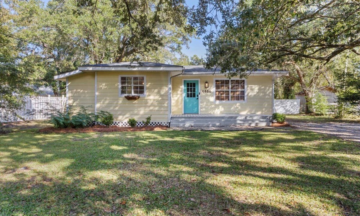 Long Beach Cottage | Cozy Cottage 2 miles from the Beach! Minutes to Gulfport, Pass, Bay St. Louis!