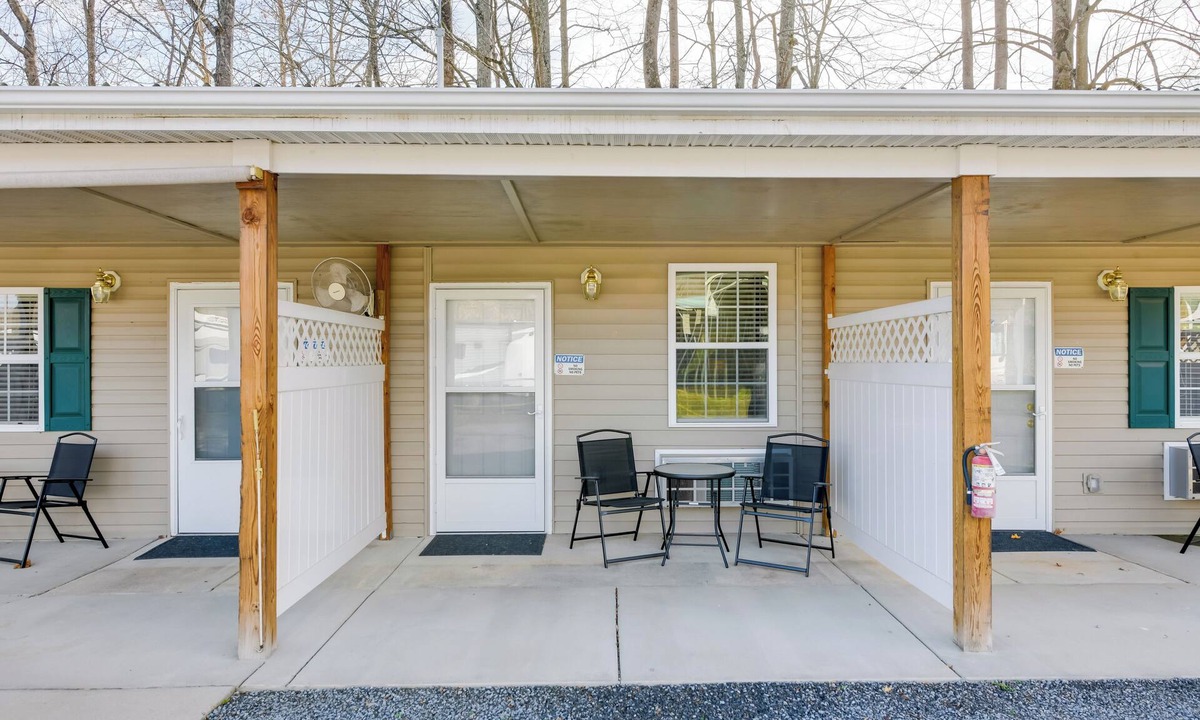 Waynesville Apartment | Cozy Couple’s Getaway Near Cataloochee Ski Area!