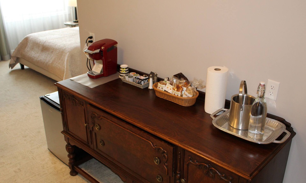 Edina Hotel | Cozy Deluxe Queen Room in welcoming Minneapolis Boutique Hotel