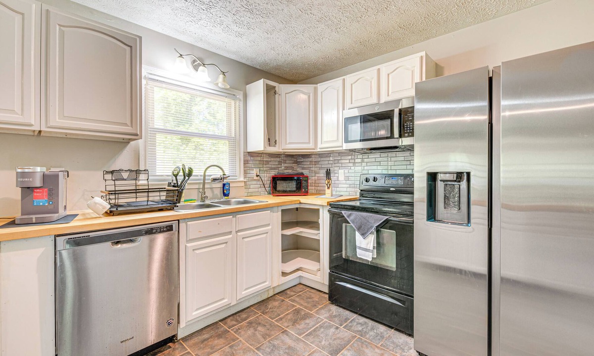 Douglasville House | Cozy Douglasville Home: Close to Parks & Shopping