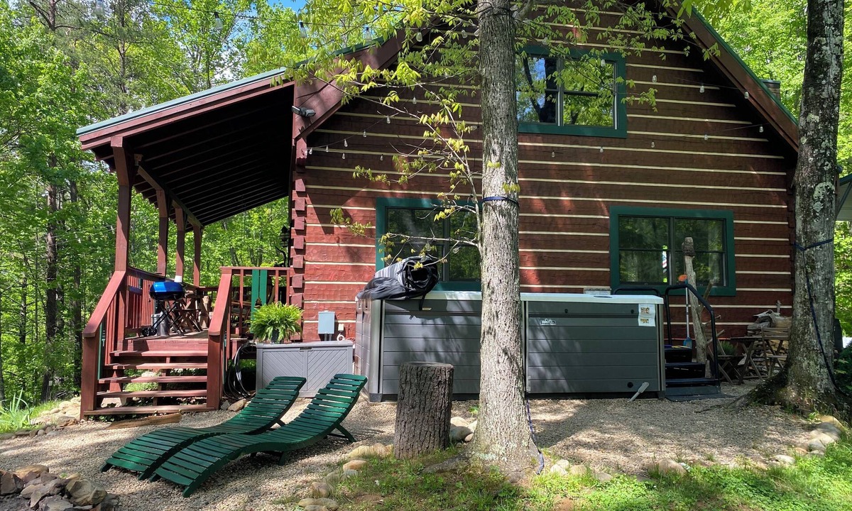 Del Rio Cabin | Cozy Log cabin tucked away in the Smokey Mountain, Pet friendly, Sauna, Hot Tub