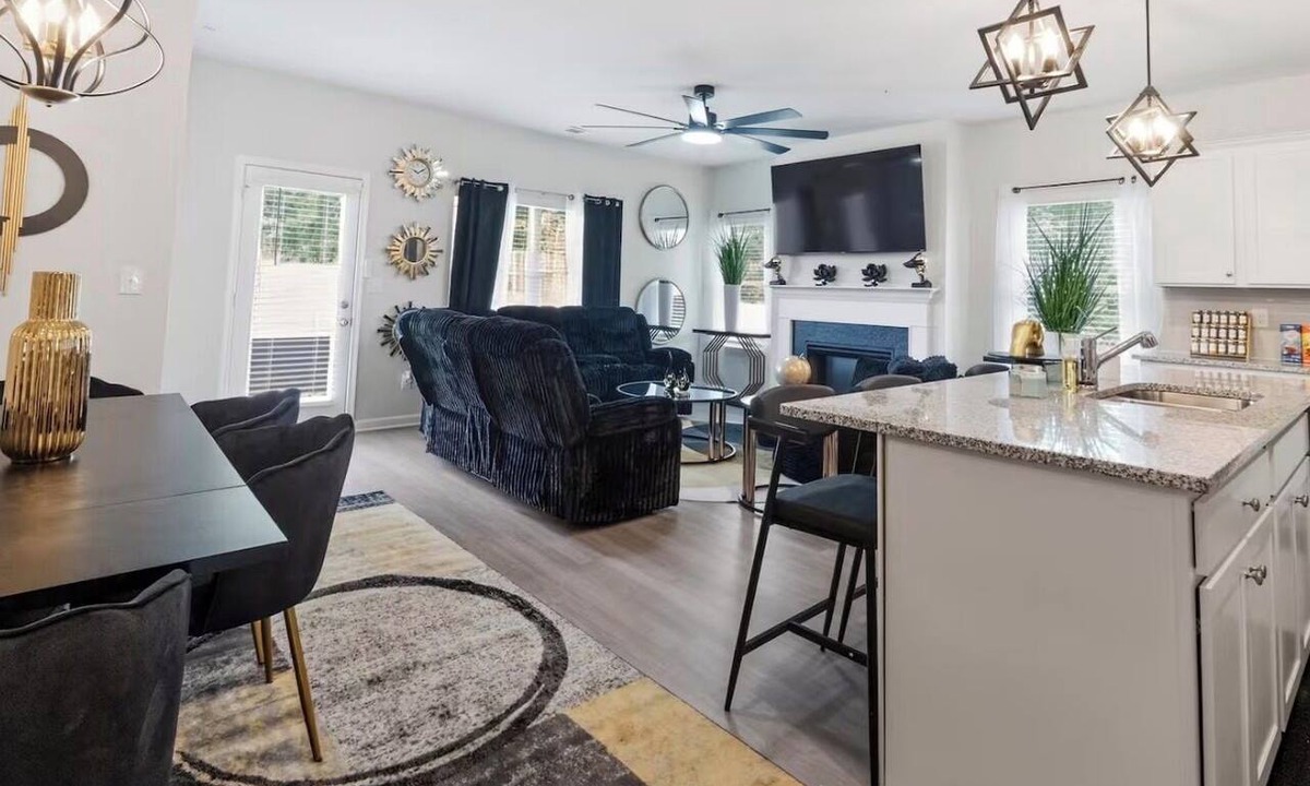 Morrow House | Cozy Luxurious 4BR home w/Entertainment Room 20 min from ATL Airport