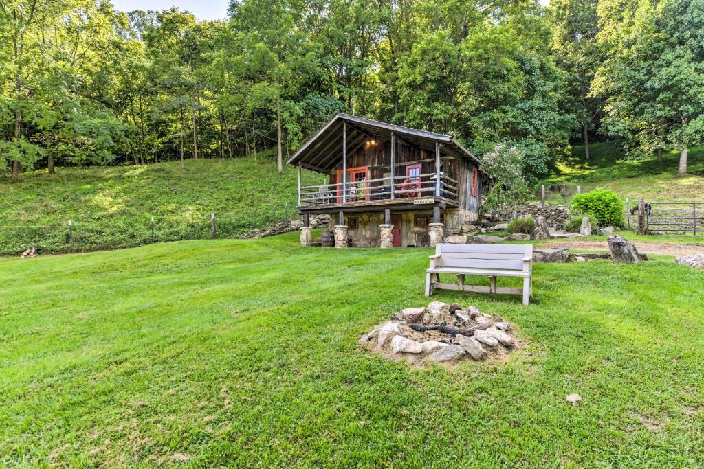 Clyde Apartment | Cozy Mama Bear Cabin with Mountain Views!
