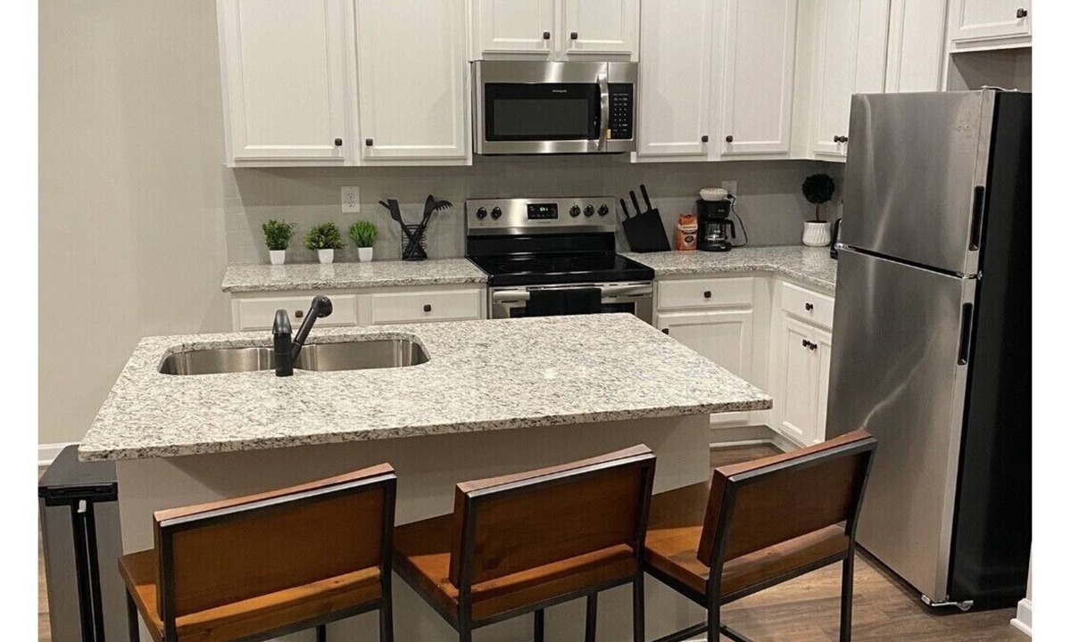 Riverdale House | *COZY New Home/Near AIRPORT/Quiet Neighborhood/Free Parking