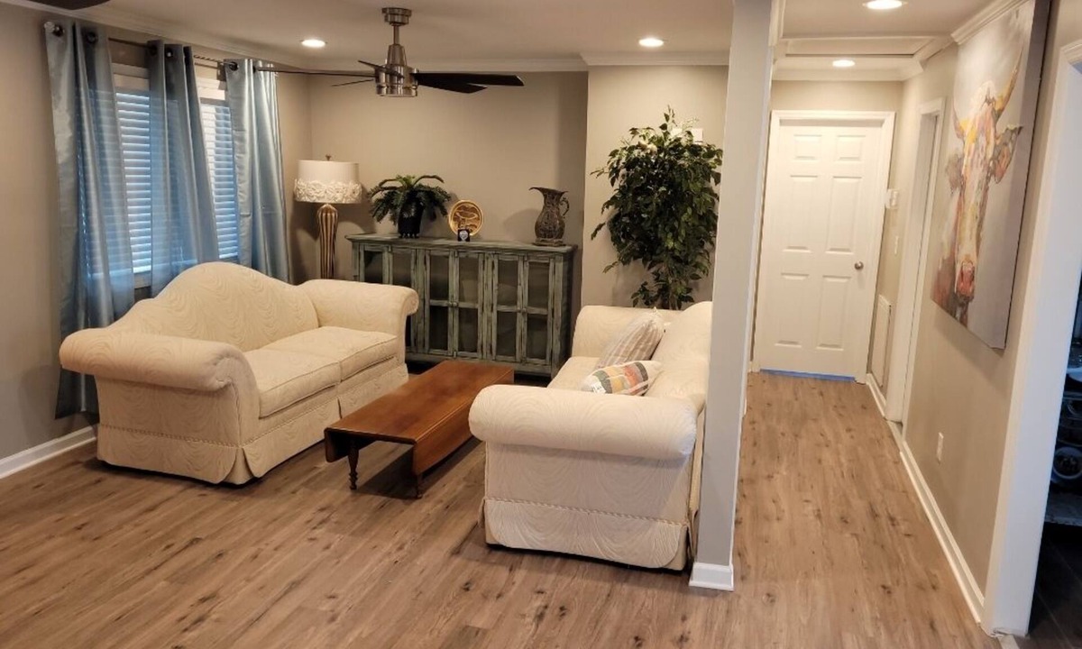 Harvest House | Cozy New Lakeside home