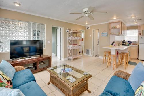 Neptune House | Cozy Ormond Beach Bungalow: Steps to the Sand