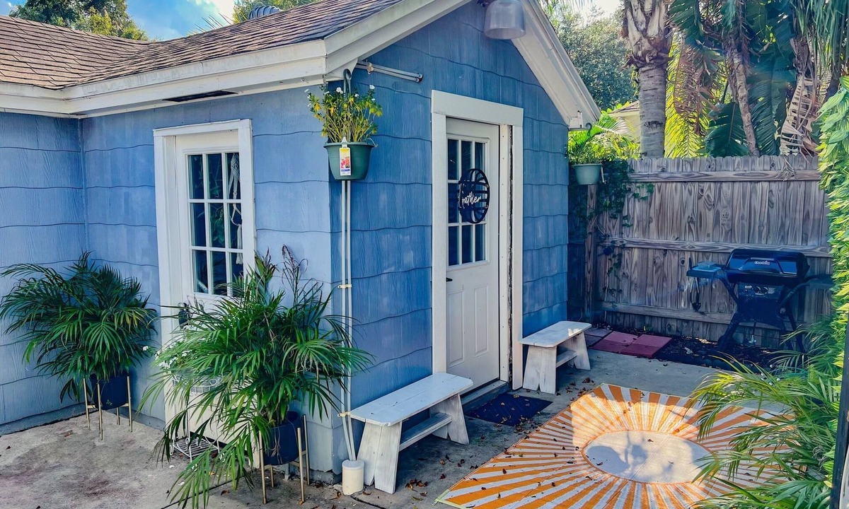 Lakeland Apartment | Cozy studio by beautiful Lake Morton and close to downtown Lakeland.