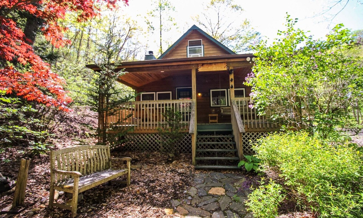 Todd Cabin | Creekfront Cabin w/Hot Tub & Game Room – Near Boone & West Jefferson