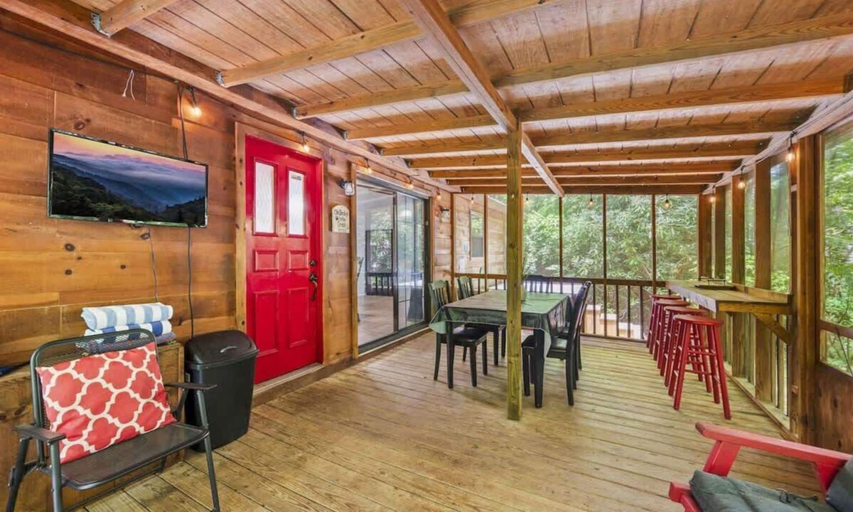 Rocky Grove House | Creekside Cabin~Jacuzzi~fire pit~screened porch