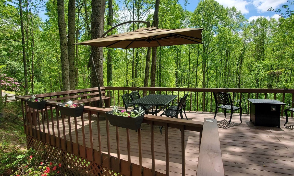 Maggie Valley House | Creekside Luxury Cabin with 2 King Suites & Country Club Access