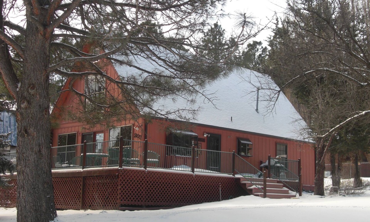 Ruidoso Ski Chalet | Cute and Cozy Chalet Style Cabin Family and Pet friendly. Wild life abundant.