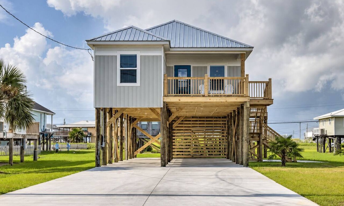 Dauphin Island House | Dauphin Island Home 4BR Sleeps 12 Walking distance to deeded beach access!