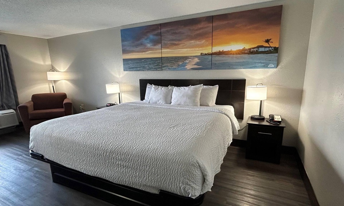 Garden City Hotel | Days Inn by Wyndham Savannah Airport