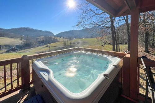 Waynesville House | Deck & Mtn Views! Luxe Log Cabin in Waynesville