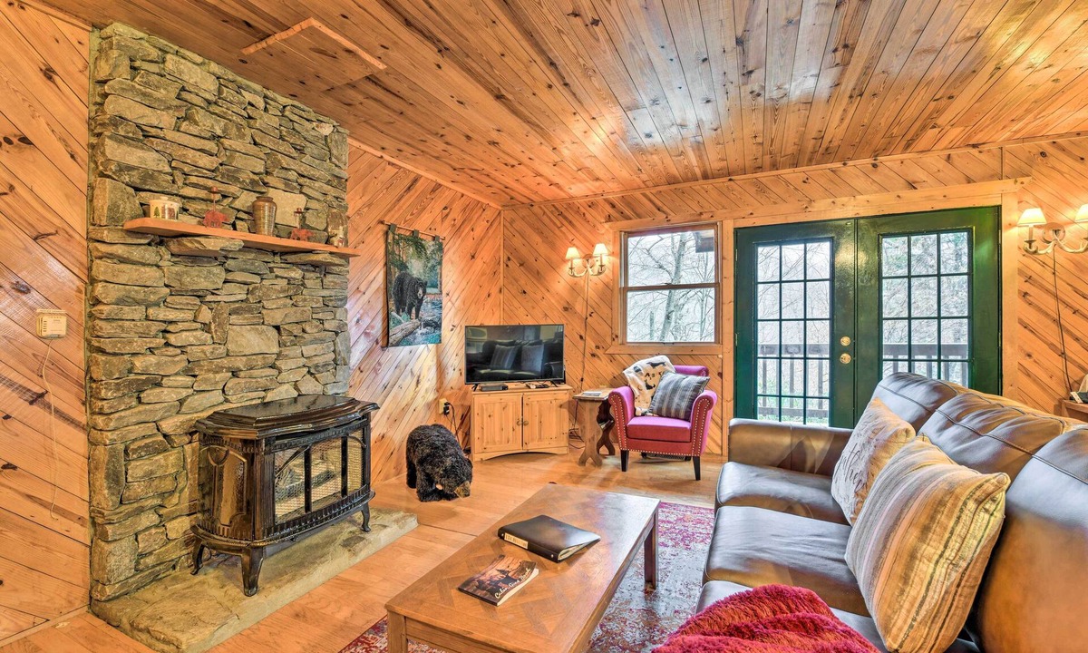 Maggie Valley Cabin | Deck & Private Hot Tub! Maggie Valley Mtn Cabin