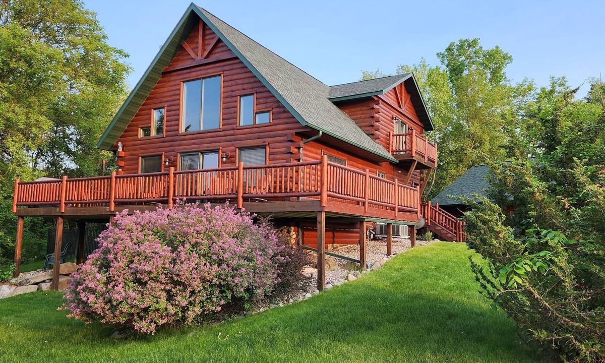 Baraboo Cabin | Devil’s Lake 5BR Log Cabin w/Fireplace - Near Wisconsin Dells