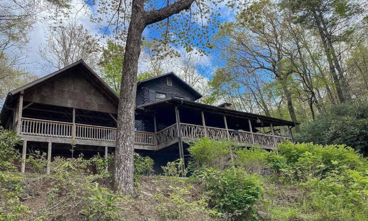 Lake Toxaway House | Dod-Friendly with Hot Tub & Fire Pit Overlooking Golf Course at Lake Toxaway