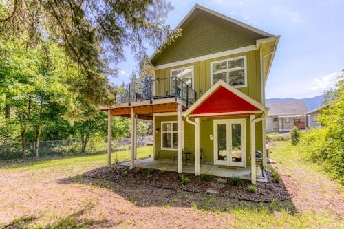 Stevenson House | Dog-friendly studio with river view patio grill & shared W&D