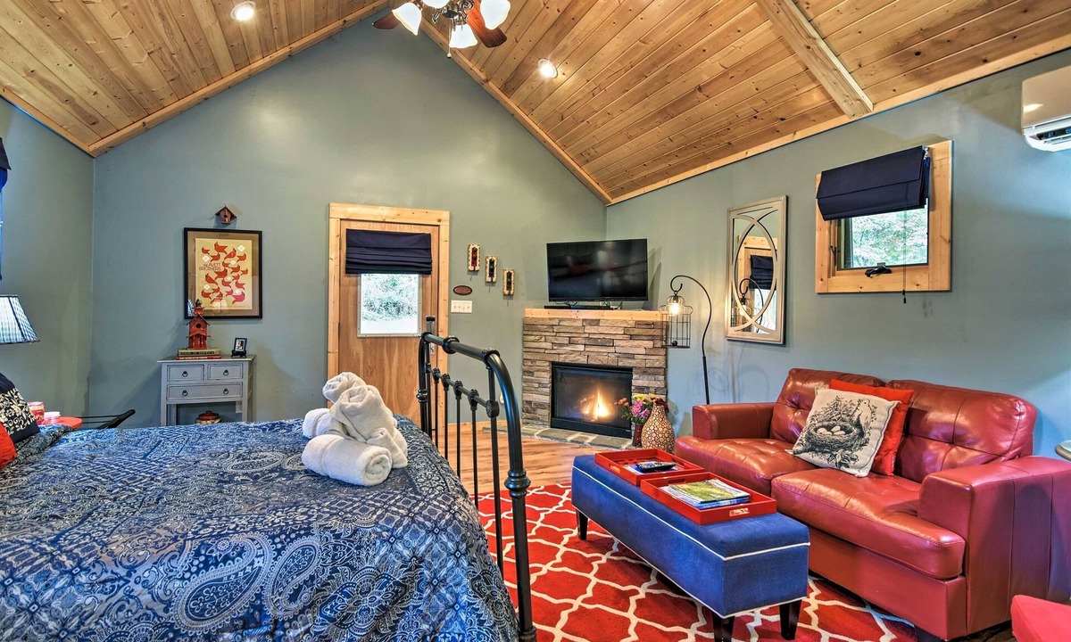 Weaverville Cabin | Dog-Friendly Weaverville Cabin King Bed,Hot Tub&FP