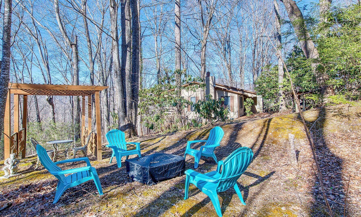Maggie Valley Cottage | Dogwood Escape-Spacious, Pet-Friendly Cottage