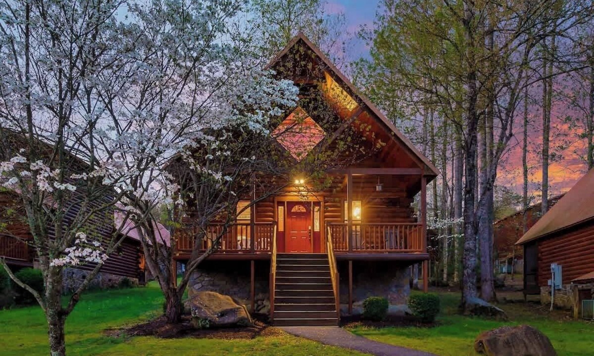 White Oak Lodge Cabin | Dottie's Place by Beyond Expectations: 2BR Cabin w/Hot Tub, Arcade & Jacuzzi