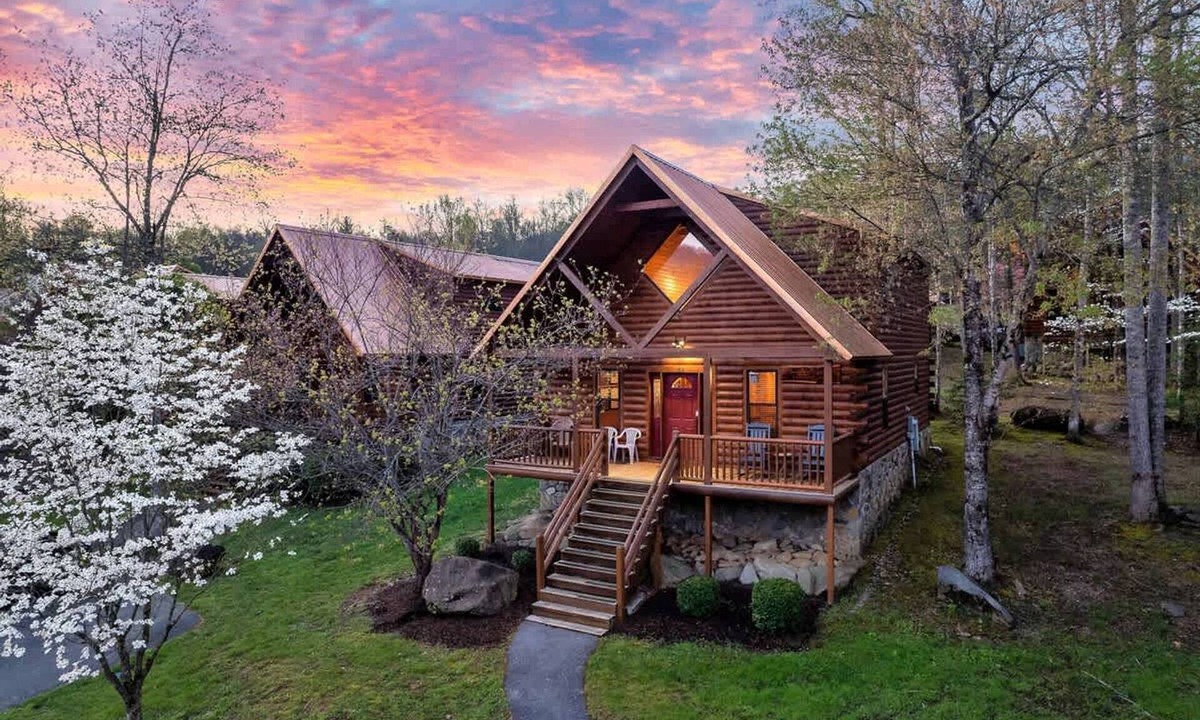 White Oak Lodge Apartment | Dotties Place Cabin by Beyond Expectations With Hot Tub