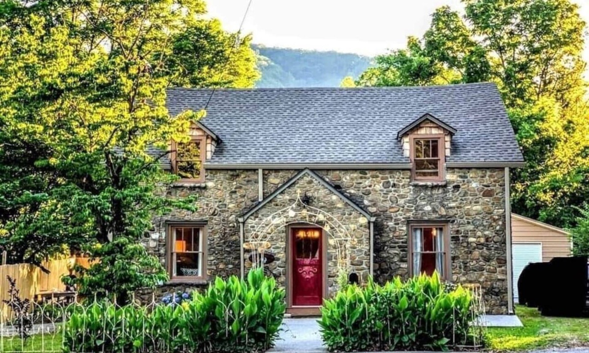 Hot Springs Cottage | Downtown Favorite, Hot Tub, Firepit, Cozy & Roomy