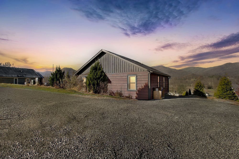 Waynesville Cabin | Dream Smoky Mountains Getaway: Amazing Pet-Friendly Cabin in Waynesville, North Carolina