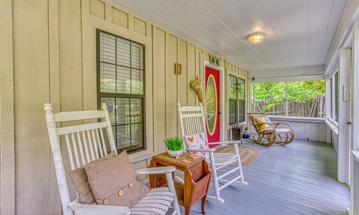 Mentone Cottage | Eclectic Cozy Cottage walking distance to downtown