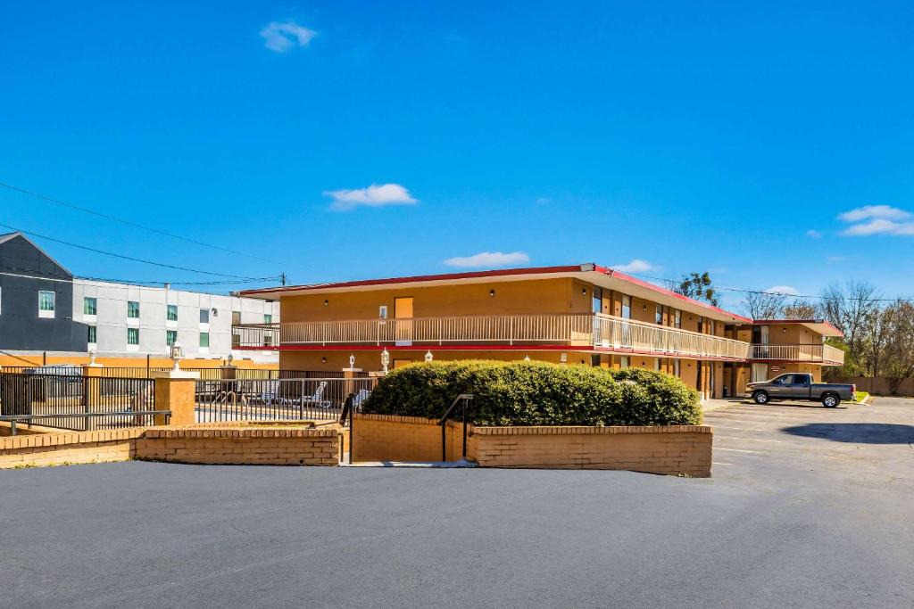 Macon Hotel | Econo Lodge Inn & Suites Macon West