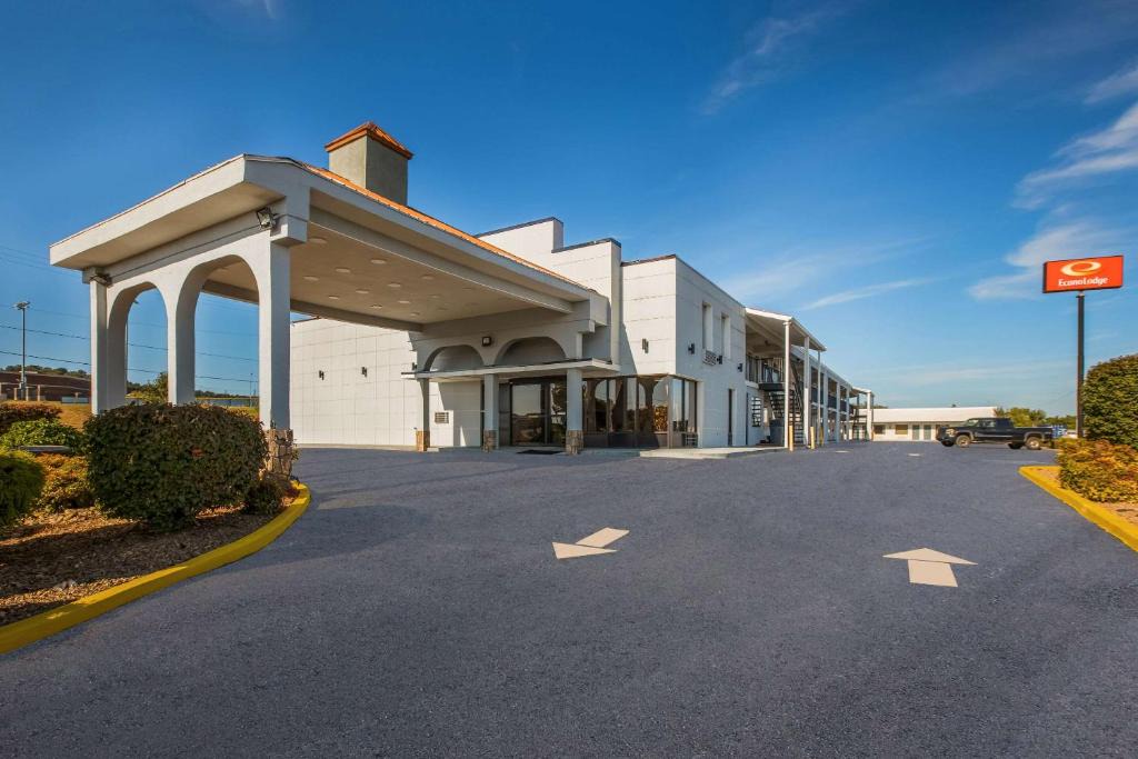 White Pine Cabin | Econo Lodge White Pine Morristown I-81 & I-40 Split