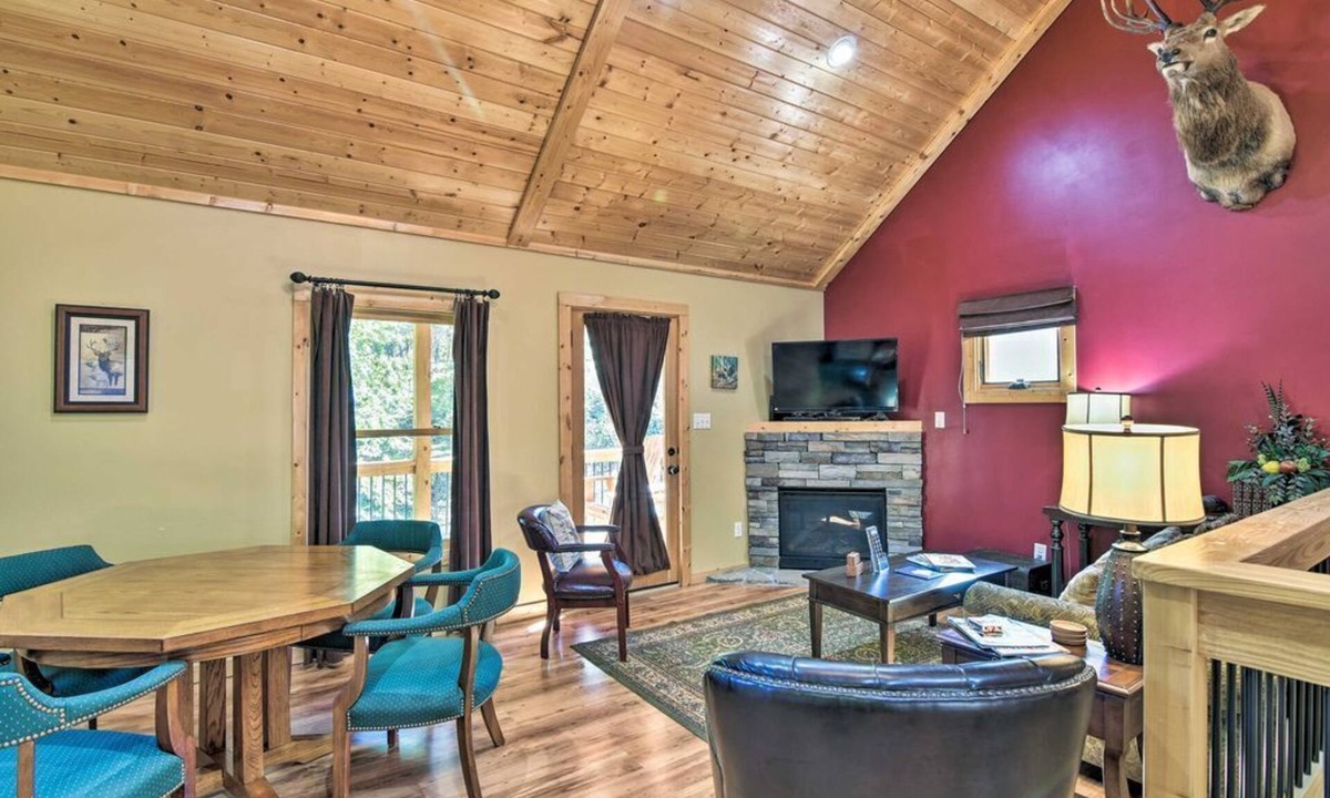 Weaverville Cabin | Elk Path Cabin w/Hot Tub & Fireplace – 15 Mi to Asheville